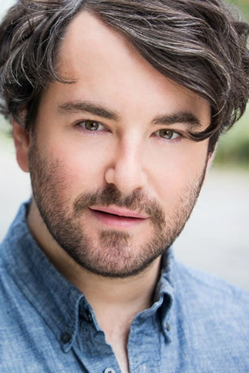 Photo of actor Alex Brightman