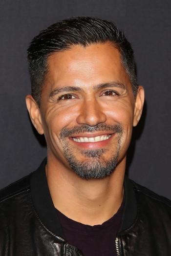 Photo of actor Jay Hernandez