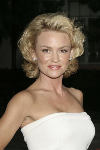 Photo of actress Kelly Carlson