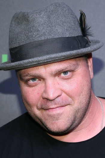 Photo of actor Drew Powell