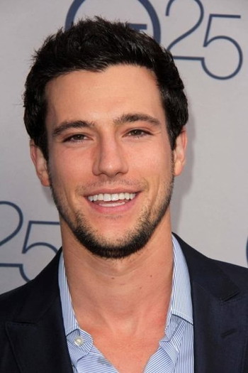 Photo of actor Drew Roy