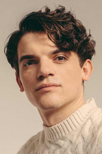 Photo of actor Edward Bluemel