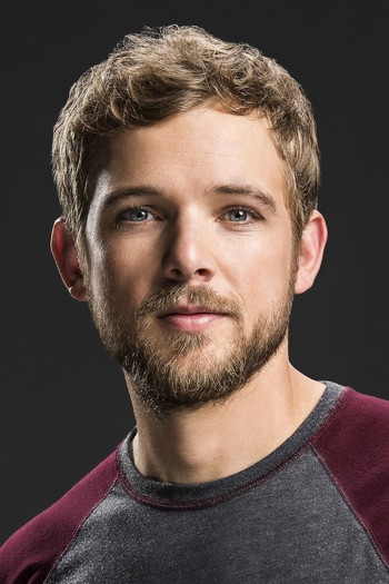 Photo of actor Max Thieriot