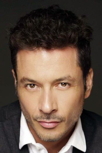 Photo of actor Raúl Méndez