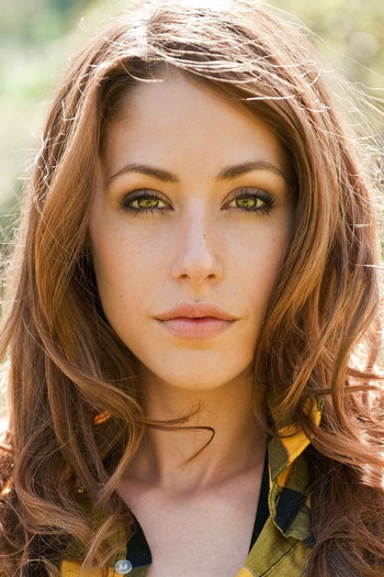 Photo of actress Amanda Crew