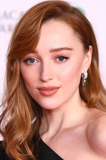 Photo of actress Phoebe Dynevor