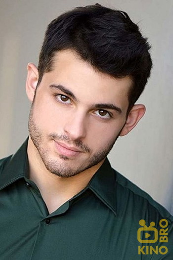 Photo of actor Zach Tinker