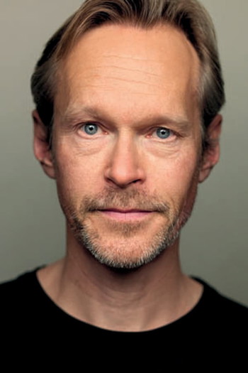 Photo of actor Steven Mackintosh