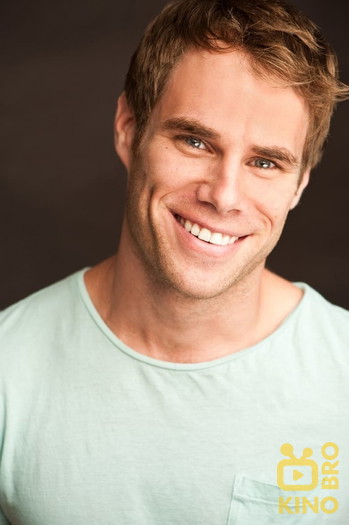 Photo of actor Matthew Wilkas