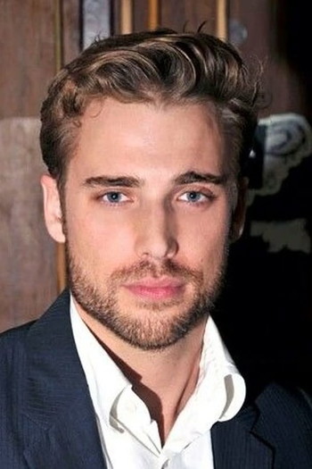 Photo of actor Dustin Milligan