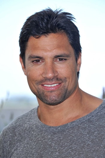 Photo of actor Manu Bennett