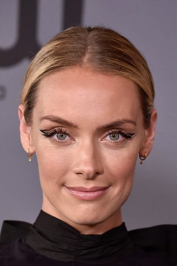 Photo of actress Rachel Skarsten