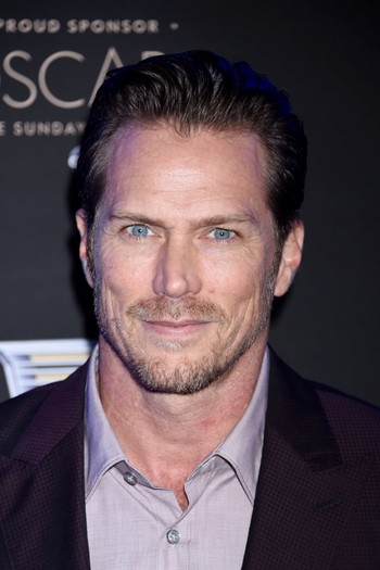 Photo of actor Jason Lewis