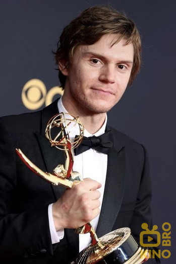 Photo of actor Evan Peters