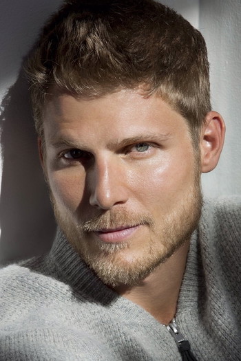 Photo of actor Travis Van Winkle