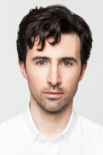 Photo of actor Josh Zuckerman