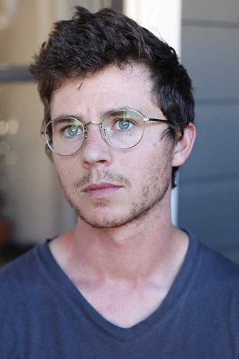 Photo of actor Charlie McDermott