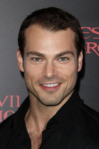 Photo of actor Shawn Roberts