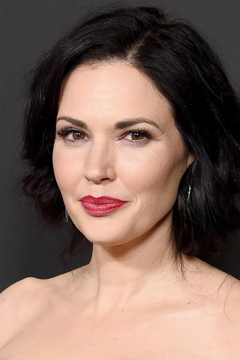 Photo of actress Laura Mennell