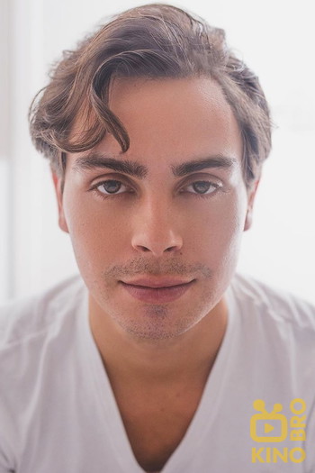 Photo of actor Jake T. Austin