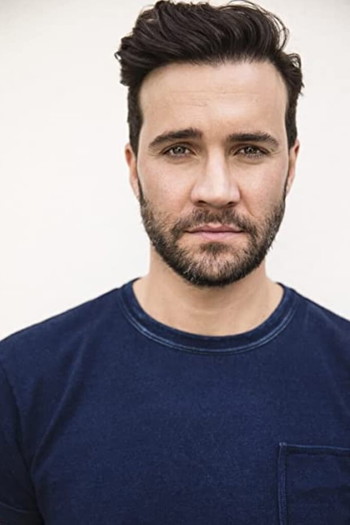 Photo of actor Gil McKinney