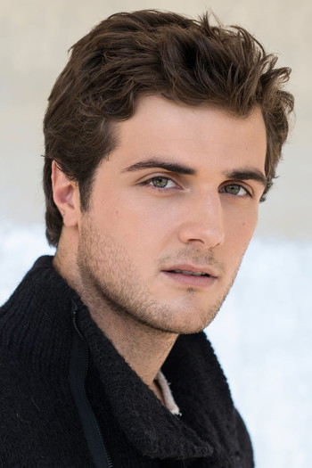 Photo of actor Beau Mirchoff