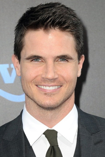 Photo of actor Robbie Amell